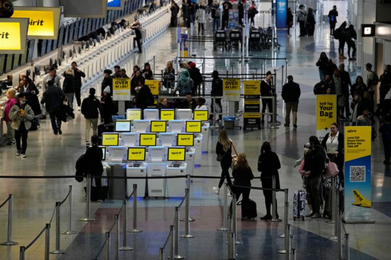 ARCHIVO - Personas realizan el check-in para sus vuelos en el Aeropuerto Internacional Harry Reid, en Las Vegas, el 11 de enero de 2023. (AP Foto/John Locher/Archivo)
