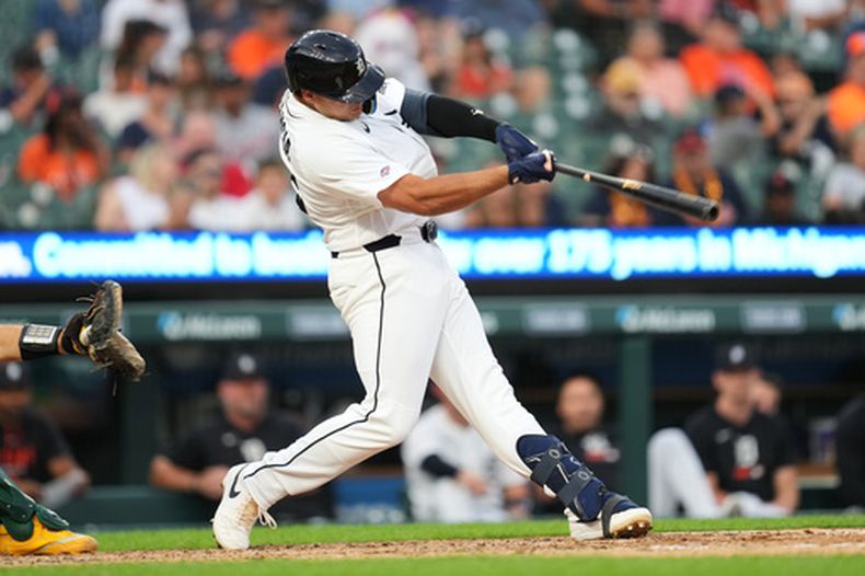 Eduardo Valencia, de los Tigres de Detroit, conecta un jonrón contra los Atléticos, durante la séptima entrada de un partido de béisbol, el jueves 9 de julio de 2026, en Detroit. (Foto AP/Paul Sancya)