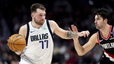 Luka Doncic, izquierda, de los Mavericks de Dallas, conduce el balón frente a Deni Avdija, derecha, de los Trail Blazers de Portland, durante la primera mitad del juego de baloncesto de la NBA, el domingo 1 de diciembre de 2024, en Portland, Oregon. (AP Foto/Howard Lao)