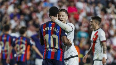 Ivan Balliu (derecha), de Rayo Vallecano, abraza a Ansu Fati, del Barcelona, al final de un partido de La Liga, el miércoles 26 de abril de 2023 (AP Foto/Pablo García)