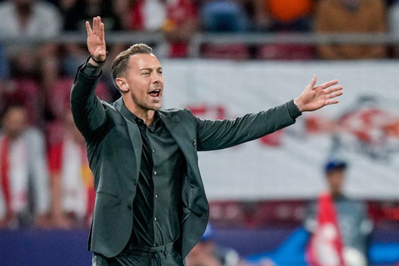 ARCHIVO - Matthias Jaissle, entrenador del Salzburg, da instrucciones a sus jugadores durante un partido de la Liga de Campeones entre RB Salzburg y AC Milan, en el estadio de Salzburg, el 6 de septiembre de 2022, en Salzburgo, Austria. (AP Foto/Florian Schroetter, Archivo)