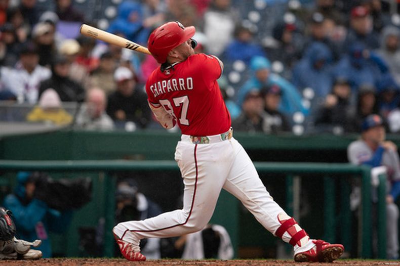 Andrés Chaparro, de los Nacionales de Washington, conecta un jonrón durante la tercera entrada de un partido de béisbol contra los Mets de Nueva York, el domingo 27 de septiembre de 2026, en Washington. (Foto AP/Jose Luis Magana)