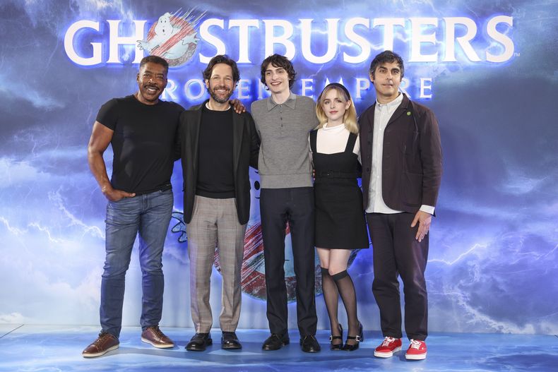 Ernie Hudson, de izquierda a derecha, Paul Rudd, Finn Wolfhard, McKenna Grace y el director Gil Kenan posan en la sesión fotográfica de la película Ghostbusters: Frozen el jueves 21 de marzo de 2024 en Londres. (Foto Vianney Le Caer/Invision/AP)