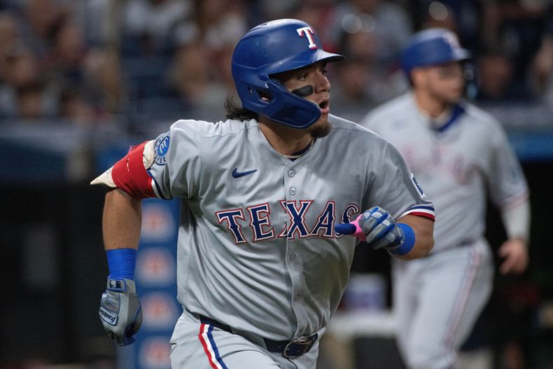 El mexicano Alejandro Osuna, de los Rangers de Texas, trota luego de conectar un jonrón de tres carreras ante los Guardianes de Cleveland, el viernes 26 de septiembre de 2025 (AP Foto/Phil Long)