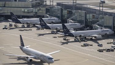 ARCHIVO - Aviones de Lufthansa en el aeropuerto de Fráncfort, Alemania, el lunes 17 de julio de 2023. (Boris Roessler/dpa vía AP, archivo)
