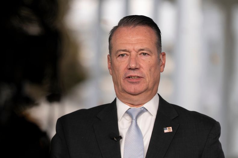 Todd Lyons, director interino del Servicio de Inmigración y Control de Aduanas de Estados Unidos (ICE por sus iniciales en inglés), durante una entrevista para televisión en la Casa Blanca, el 3 de noviembre de 2025, en Washington. (AP Foto/Manuel Balce Ceneta, Archivo)