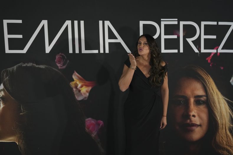 La actriz Karla Sofía Gascón lanza un beso durante una conferencia de prensa para promocionar la película Emilia Pérez, en la Ciudad de México, el miércoles 15 de enero de 2025. (Foto AP/Eduardo Verdugo)