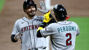 Nolan Arenado, izquierda, de los Diamondbacks de Arizona, celebra con Geraldo Perdomo (2) después de bataer un cuadrangular de dos carrers en la tercera entrada del juego de béisbol de Grandes Ligas ante los Padres de San Diego, el viernes 25 de septiembre de 2026, en San Diego. (AP Foto/Karl Anderson)