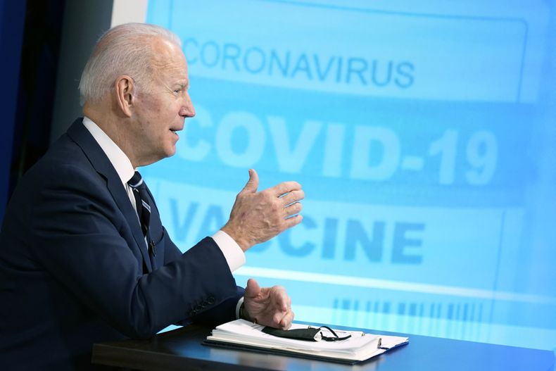 El presidente Joe Biden habla sobre la respuesta del gobierno al COVID-19, en el edificio de la Oficina Ejecutiva Eisenhower, en Washington, el 13 de enero de 2022. (Foto AP/Andrew Harnik, Archivo)