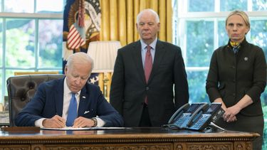 Biden firma ley de préstamo y arriendo para Ucrania