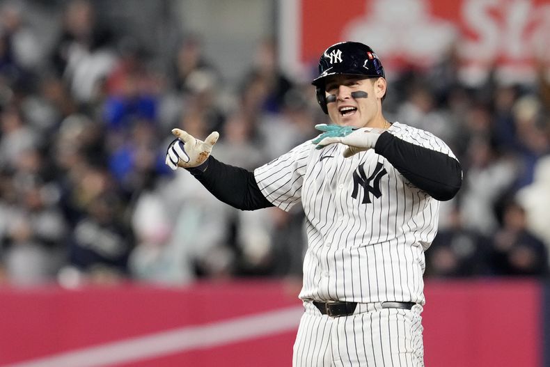 Anthony Rizzo de los Yankees de Nueva York celebra tras conectar un doble remolcador ante los Guardianes de Cleveland en el sexto inning del segundo juego de la Serie de Campeonato de la Liga Americana, el martes 15 de octubre de 2024, en Nueva York.(AP Foto/Godofredo Vásquez)
