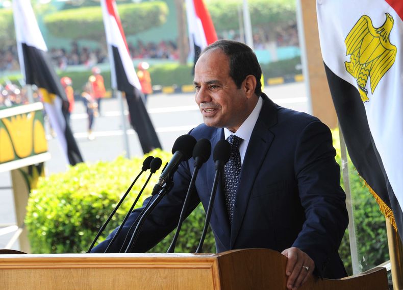 Esta imagn dada a conocer por la agencia noticiosa oficial egipcia MENA muestra al presidente Abdul Fat&aacute; el Sisi hablando en una graduaci&oacute;n militar en El Cairo el martes, 24 de junio del 2014.(Foto AP/MENA)