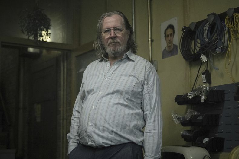 Esta imagen publicada por Apple TV+ muestra a Gary Oldman en una escena de Slow Horses. (Jack English/Apple TV+ via AP)