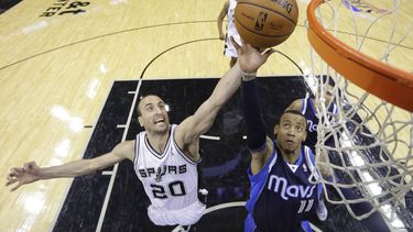 americateve | Monta Ellis (11) de los Mavericks de Dallas, ataca al aro ante la marca del argentino de los Spurs de San Antonio, Manu Gin&oacute;bili (20), durante la primera mitad del juego cinco de la primera ronda de playoffs el mi&eacute;rcoles 30 de abril de 2014