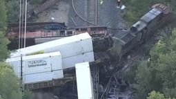 Investigadores trabajan en el sitio de un choque de trenes el viernes 23 de agosto de 2024, en Boulder, Colorado. (Denver7 vía AP)