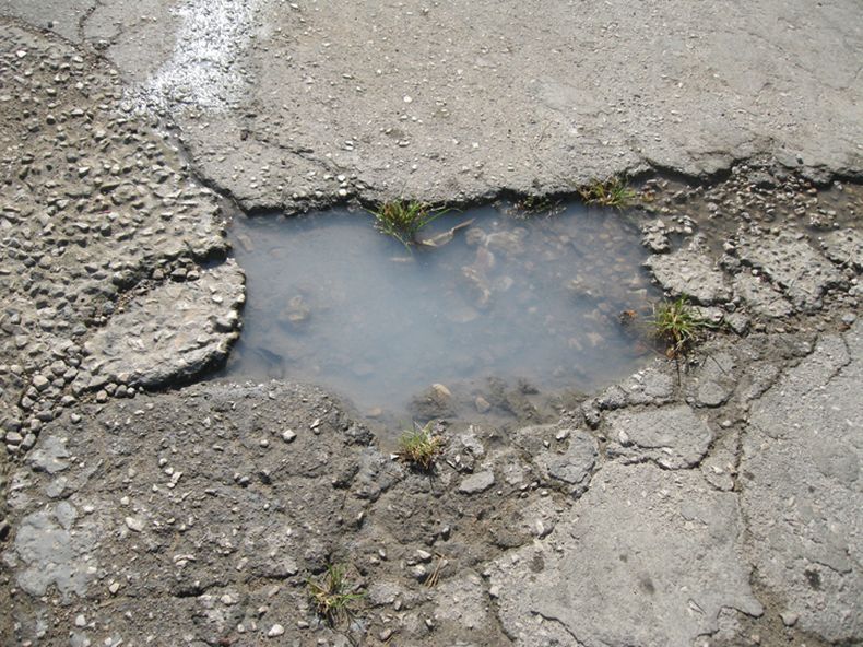 Cuba continúa siendo un eterno bache y ni siquiera las críticas de la propia prensa oficialista parecen salvar a las calles de la isla de este deterioro. Rolando Nápoles se acerca nuevamente a este tema al parecer insoluble en las cinco décadas en el pode