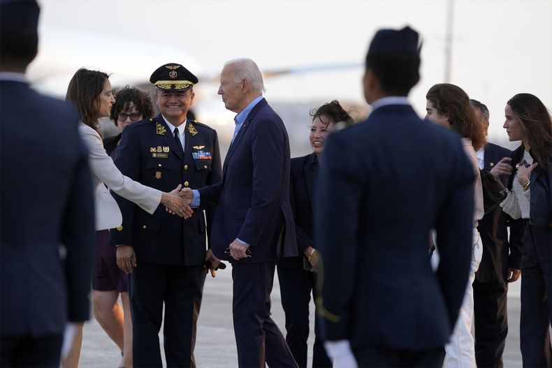El presidente estadounidense Joe Biden llega al Aeropuerto Internacional Jorge Chávez en Lima, Perú, el jueves 14 de noviembre de 2024, para asistir a la cumbre de la APEC. (AP foto/Manuel Balce Ceneta)