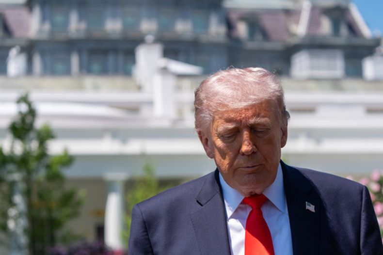 El presidente de Estados Unidos, Donald Trump, habla con reporteros antes de abordar el Marine One desde el Jardín Sur de la Casa Blanca, el viernes 1 de mayo de 2026, en Washington. (AP Foto/Alex Brandon)