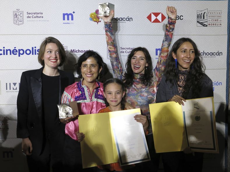 La directora mexicana Lila Avilés, segunda de derecha a izquierda, posa con la productora Louise Riousse, de izquierda a derecha, la actriz Montserrat Marañón, la actriz Naíma Sentiés y la productora Tatiana Graullera, tras ganar el premio a mejor largometraje mexicano de ficción, mejor dirección de largometraje mexicano de ficción y el premio del público a largometraje mexicano de ficción por Tótem, en el Festival Internacional de Cine de Morelia, el viernes 27 de octubre de 2023, en Morelia, México. (Foto AP/Berenice Bautista)