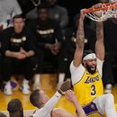 ARCHIVO - Foto del 22 de mayo del 2023, el alero de los Lakers de Los Ángeles Anthony Davis clava el balón frente a los Nuggets de Denver en el juego 4 de las Finales de la Conferencia Oeste. El viernes 4 de agosto del 2023, Davis firma una extensión de contrato de tres años y 186 millones de dólares. (AP Foto/Mark J. Terrill, File)