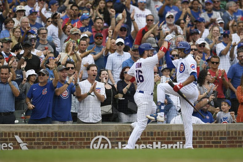 Patrick Wisdom (izquierda) celebra junto a su compañero de los Chicago Cubs, el dominicano Christopher Morel (derecha), luego de impactar un jonrón de dos carreras en la 6ta entrada ante los Rockies de Colorado. Domingo 24 de septiembre de 2023. (AP Foto/Paul Beaty)