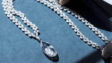 El collar de diamantes Briolette of India de 90.36 quilates diseñado por Harry Winston, con un valor estimado entre 9 y 14 millones de francos suizos, durante una exhibición previa a la subasta de las joyas de la heredera austriaca Heidi Horten en la casa de subastas de Christies en Ginebra, Suiza, el lunes 8 de mayo de 2023. (Salvatore Di Nolfi/Keystone via AP)