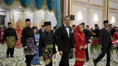 americateve | El presidente de Estados Unidos Barack Obama llega al palacio del rey en Kuala Lumpur acompa&ntilde;ado del rey malasio Abdul Halim Muadzam Shah (izquierda) y la reina Haminah (derecha) seguidos por el primer ministro Najib Razak el s&aacute;bado 26 de a