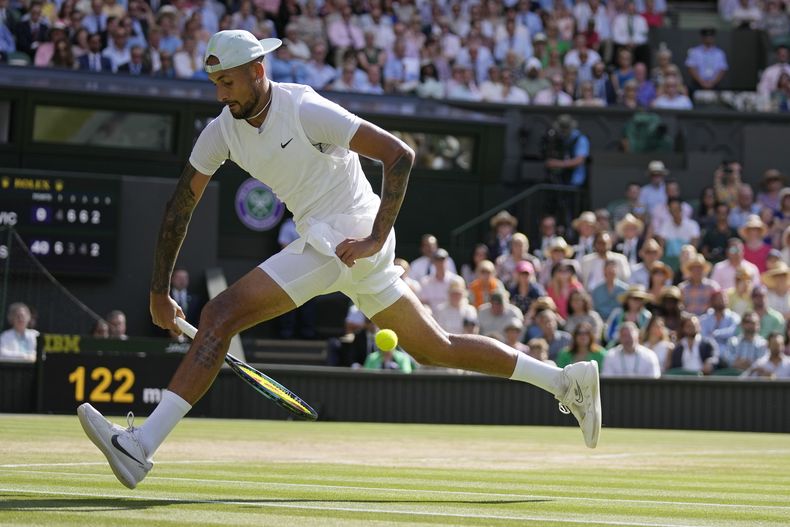 ARCHIVO - Foto del 10 de julio del 2022, el australiano Nick Kyrgios regresa la bola en la final de Wimbledon ante el serbio Novak Djokovic. (AP Foto/Alastair Grant, Archivo)