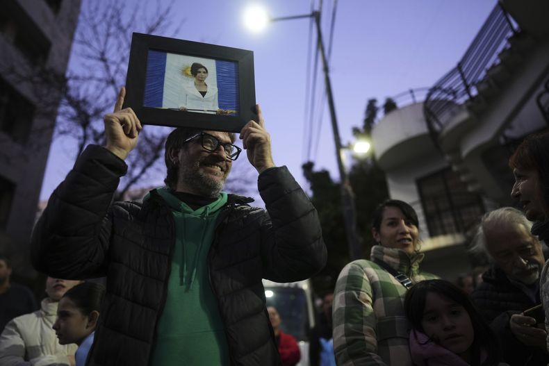 Seguidores de la expresidente de Argentina, Cristina Fernández, reunidos fuera de su casa donde cumple prisión domiciliaria tras ser condenada a seis años de cárcel por corrupción, en Buenos Aires, Argentina, el viernes 20 de junio de 2025. (AP Foto/Natacha Pisarenko)