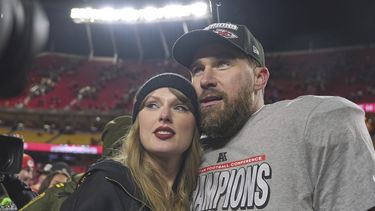 ARCHIVO - El ala cerrada de los Kansas City Chiefs, Travis Kelce, a la derecha, aparece con la cantante Taylor Swift después de la victoria de los Chiefs sobre los Buffalo Bills en el juego del Campeonato de la AFC en Kansas City, Mo., el 26 de enero de 2025. (Foto AP/Charlie Riedel, archivo)