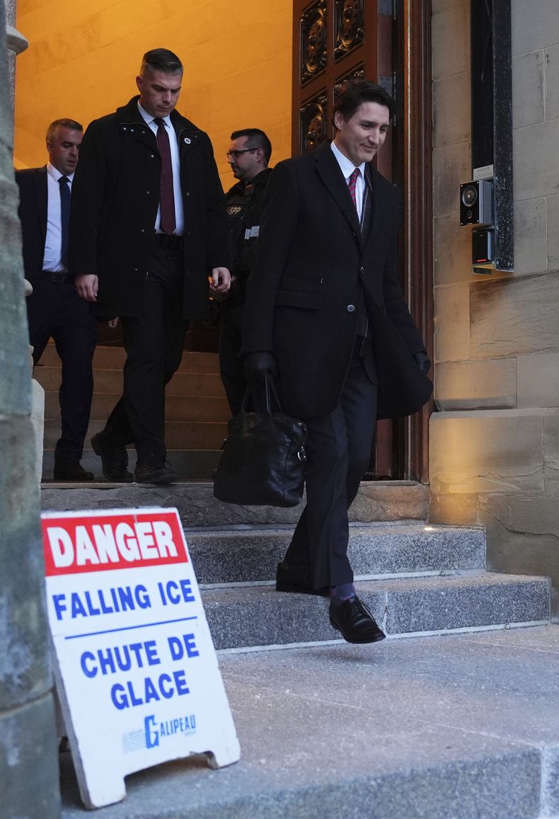 El primer ministro de Canadá, Justin Trudeau, sale de una reunión de gabinete en el Parlamento de Ottawa el viernes 20 de diciembre de 2024. (Sean Kilpatrick/The Canadian Press vía AP)