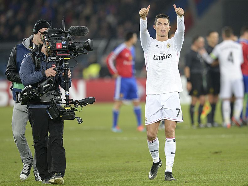 El goleador de Real Madrid Cristiano Ronaldo agradece a los hinchastras un partido contra el FC Basel en la Liga de Campeones el mi&eacute;rcoles, 26 d enoviembre del 2014. (Foto AP/Keystone, Georgios Kefalas)