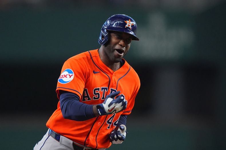 Yordan Álvarez, de los Astros de Houston, corre las bases después de batear un jonrón en la primera entrada del juego de béisbol de Grandes Ligas contra los Rangers de Texas, el sábado 11 de julio de 2026, en Arlington, Texas. (AP Foto/LM Otero)