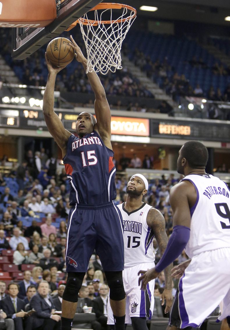 Al Horford, p&iacute;vot de los Hawks de Atlanta, busca encestar frente a DeMarcus Cousins (centro) de los Hawks de Atlanta, el martes 5 de noviembre de 2013 (AP Foto/Rich Pedroncelli)