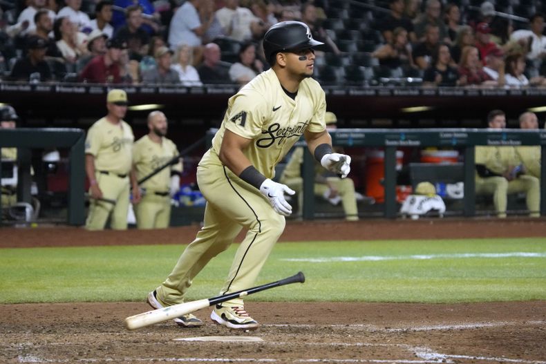 El venezolano Gabriel Moreno, de los Diamondbacks de Arizona, batea un sencillo productor en el juego del martes 11 de junio de 2024, ante los Angelinos de Los Ángeles (AP Foto/Rick Scuteri)