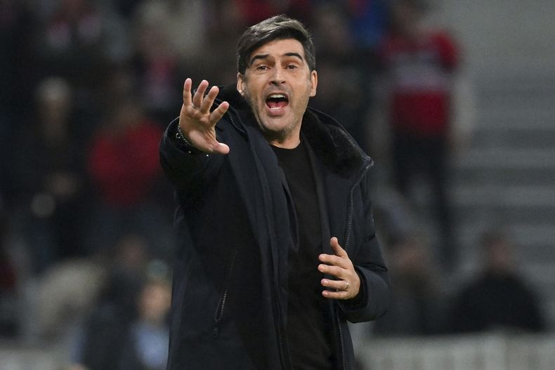 ARCHIVO - El técnico de Lille Paulo Fonseca gesticula durante el partido contra Sturm Graz por los octavos de final de la Conference League, el 14 de marzo de 2024. Fonseca será el nuevo técnico del AC Milan. (AP Foto/Matthieu Mirville)