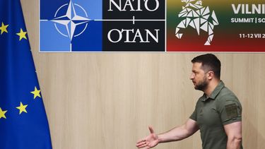 El presidente de Ucrania, Volodymyr Zelenskyy, se apresta a estrechar la mano del canciller de Alemania, Olaf Scholz, durante una cumbre de la OTAN en Vilna, Lituania, el miércoles 12 de julio de 2023. (Yves Herman, Foto de Pool vía AP)