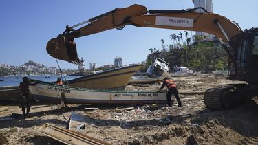 Residentes retiran un bote dañado tras la devastación que dejó el paso del huracán Otis, en Acapulco, México, el domingo 12 de noviembre de 2023. (AP Foto/Marco Ugarte)