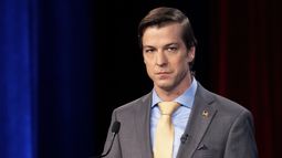 El libertario Chase Oliver, candidato por Georgia al Senado federal, escucha durante un debate, el 16 de octubre de 2022, en Atlanta. (AP Foto/Ben Gray, Archivo)