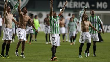americateve | Los jugadores de Atl&eacute;tico Nacional de Colombia festejan al final de un partido contra Atletico Mineiro el jueves, 1 de mayo de 2014, en Belo Horizonte, Brasil. (AP Photo/Bruno Magalhaes)