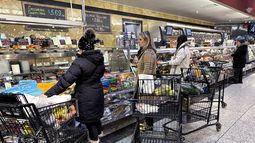 Vista de clientes en una tienda de abarrotes en Wheeling, Illinois, EEUU, 19 de enero de 2024. El Departamento de Comercio informó el viernes 26 de enero de 2024 los precios al consumidor aumentaron 0,2% de noviembre a diciembre. (AP Foto/Nam Y. Huh)