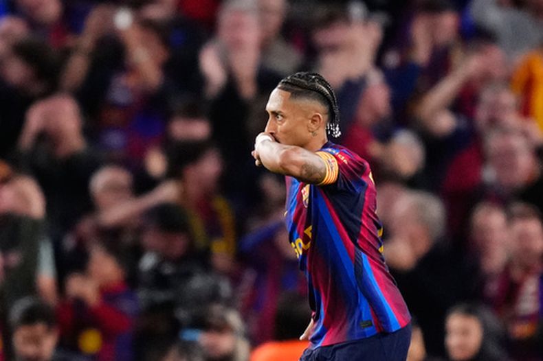 Raphinha del Barcelona celebra tras anotar en el encuentro ante el Real Madrid en La Liga el domingo 25 de octubre del 2026. (AP Foto/Jose Breton)
