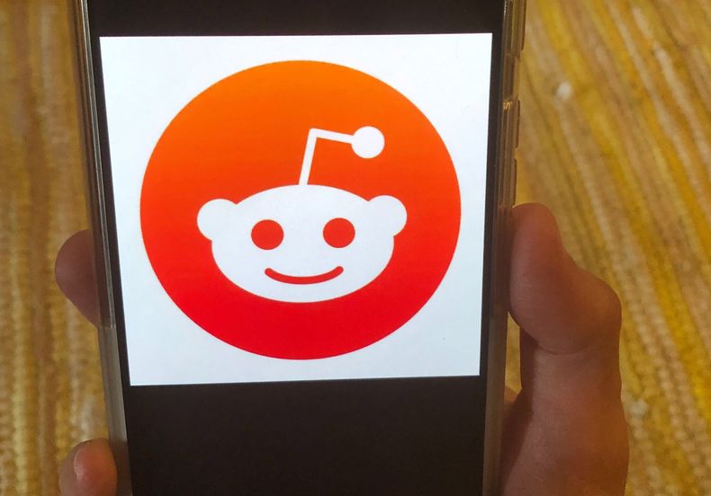 ARCHIVO - Esta foto de archivo del 29 de junio de 2020 muestra el logotipo de Reddit en un celular en Nueva York. (AP Foto/Tali Arbel, Archivo)