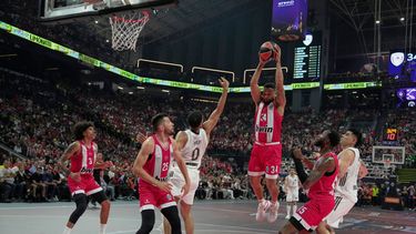 ARCHIVO - Foto del 24 de mayo del 2026, Cory Joseph del Olympiacos salta con el balón en el encuentro ante el Real Madrid en la Euroliga. (AP Foto/Thanassis Stavrakis, Archivo)