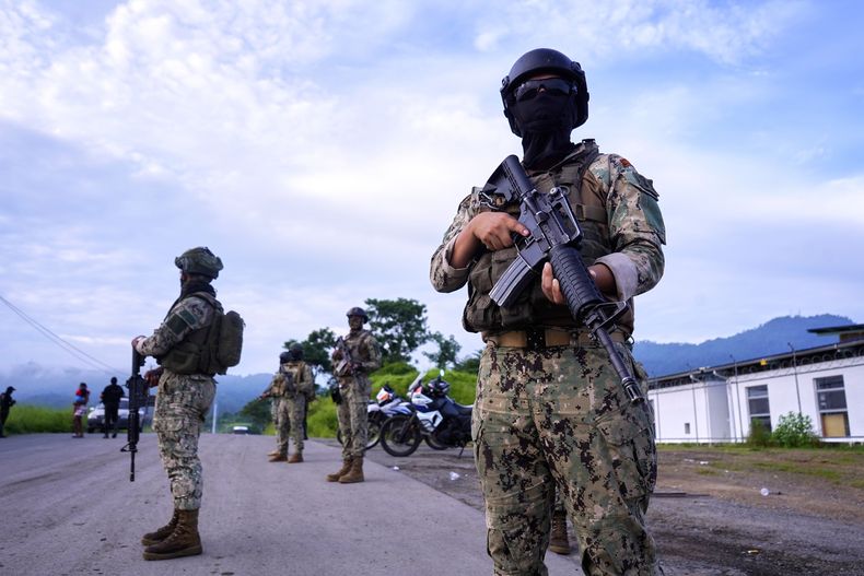 Soldados hacen guardia en el barrio Socio Vivienda 2 al día siguiente de una masacre en Guayaquil, Ecuador, el viernes 7 de marzo de 2025. (Foto AP/César Muñoz)