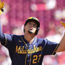 Adames y Renfroe dan triunfo a Cerveceros ante Rojos