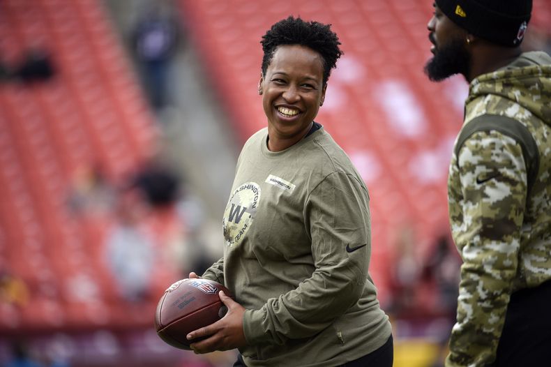 ARCHIVO - Jennifer King, entrenadora asistente de corredores de Washington, trabaja antes de un partido ante los Buccaneers de Tampa Bay, el 14 de noviembre de 2021 en Landover, Maryland (AP Foto/Mark Tenally)
