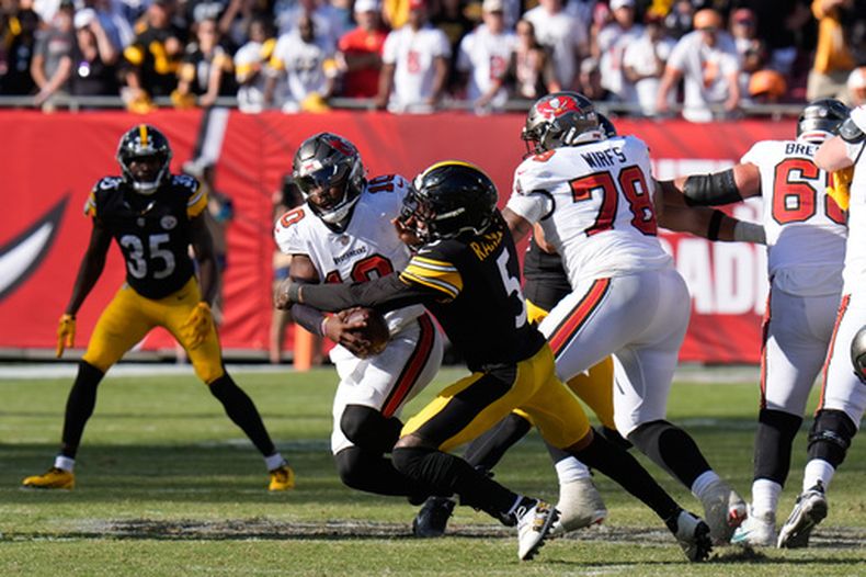 Jalen Ramsey (5), cornerback de los Steelers de Pittsburgh, captura detrás de la línea a Jalon Daniels (10), quarterback de los Buccaneers de Tampa Bay en el tiempo extra para ponerle fin al partido de la NFL, el domingo 18 de octubre de 2026, en Tampa, Florida. (AP Foto/Chris OMeara)