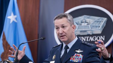 El general Dan Caine, jefe del Estado Mayor Conjunto, habla en una conferencia de prensa en el Pentágono, el jueves 26 de junio de 2025, en Washington. (AP Foto/Kevin Wolf)