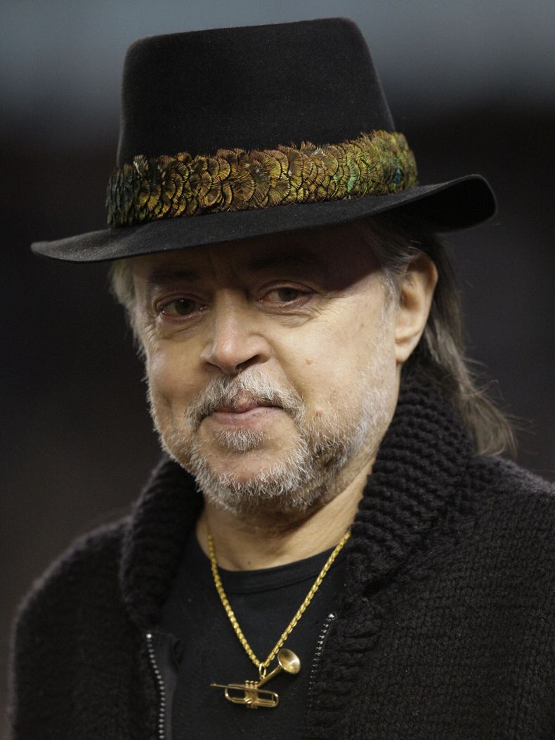 ARCHIVO - El músico Chuck Mangione abandona el cuadro interior del Yankee Stadium, el 25 de octubre de 2009, en Nueva York. (Foto AP/Elise Amendola, archivo)